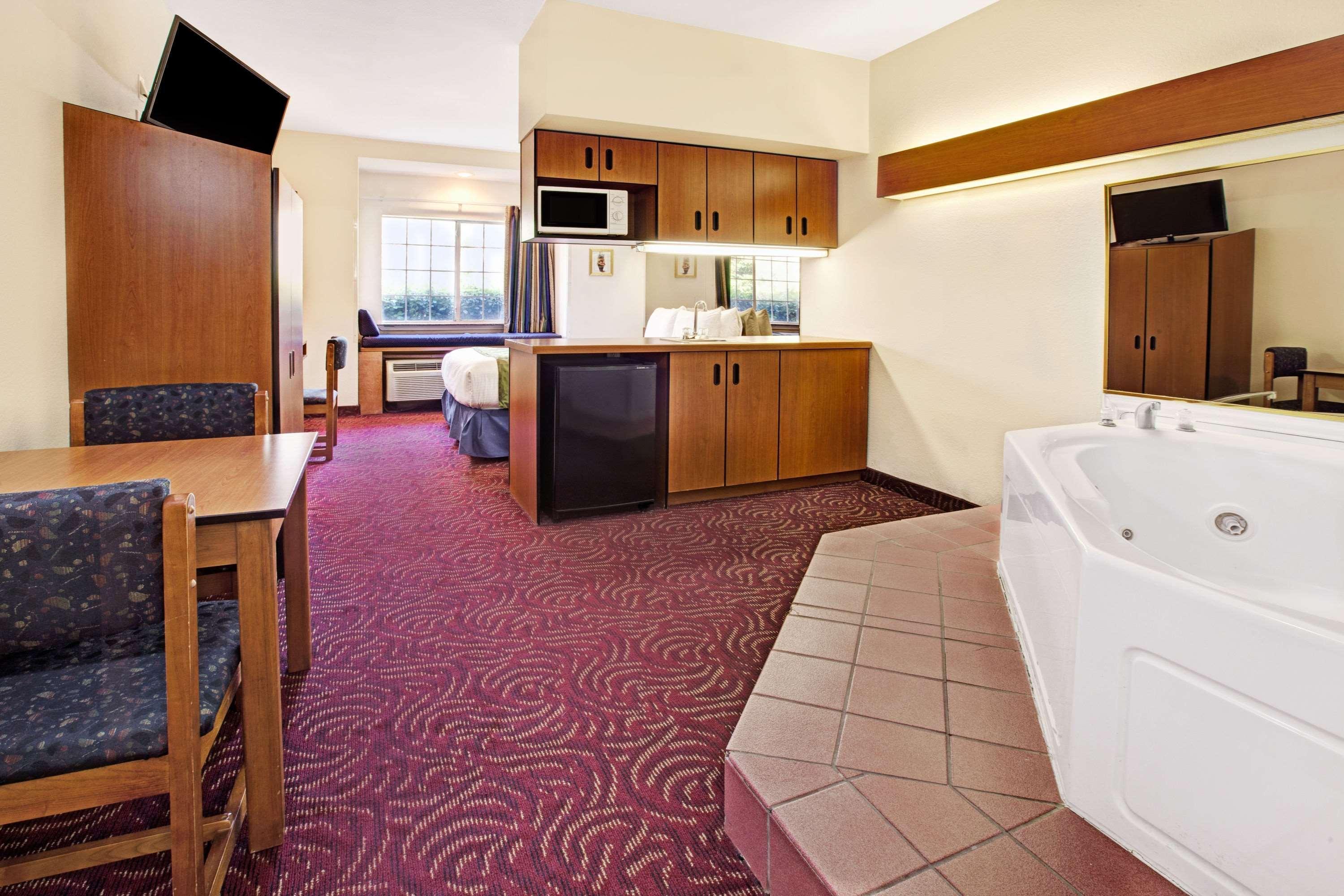 Econo Lodge Inn & Suites Mesquite - Dallas East Экстерьер фото